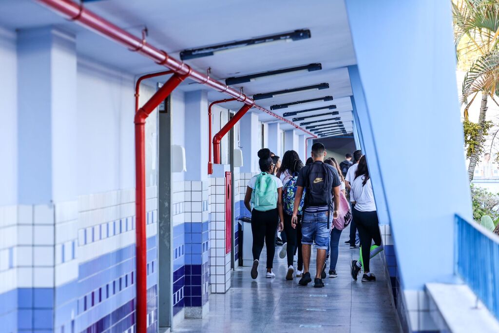 Estudantes da rede estadual de SC voltam às aulas nesta segunda