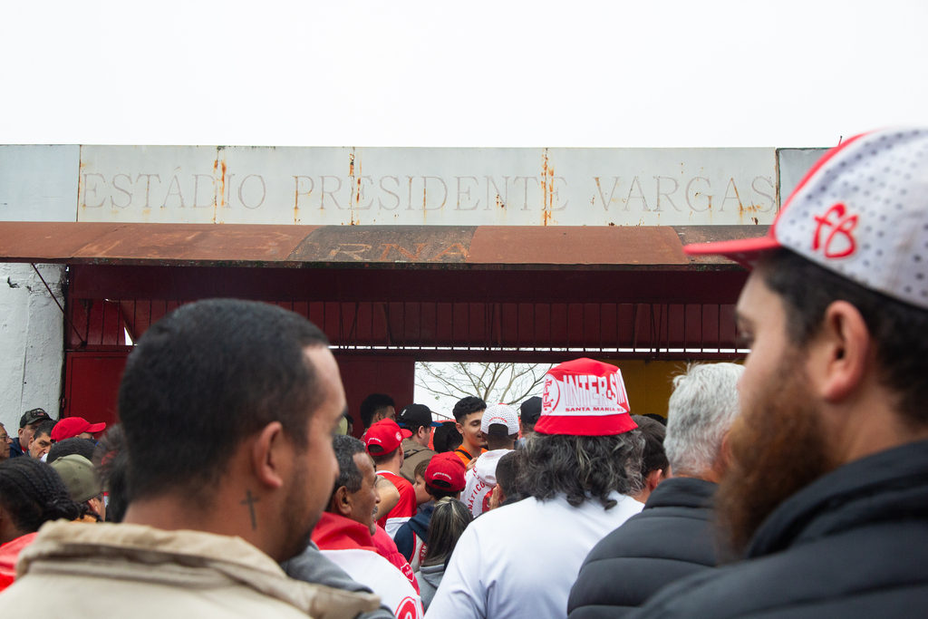 Torcedores relatam dificuldades para entrar no Estádio Presidente Vargas em jogo decisivo contra o Pelotas