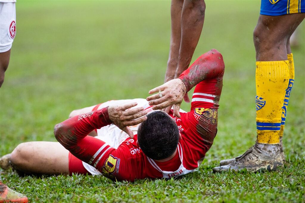 título imagem Pênalti, gols e lances polêmicos: vídeos do confronto entre Inter-SM e Pelotas repercutem nas redes sociais