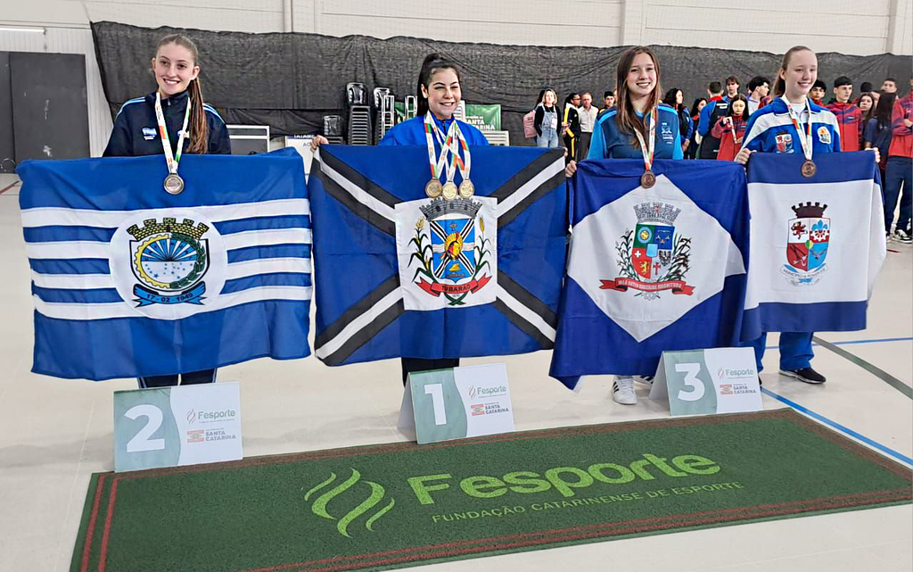 Karateca  Danieli Saretta  vice-campeã  dos Joguinhos Abertos de Santa Catarina