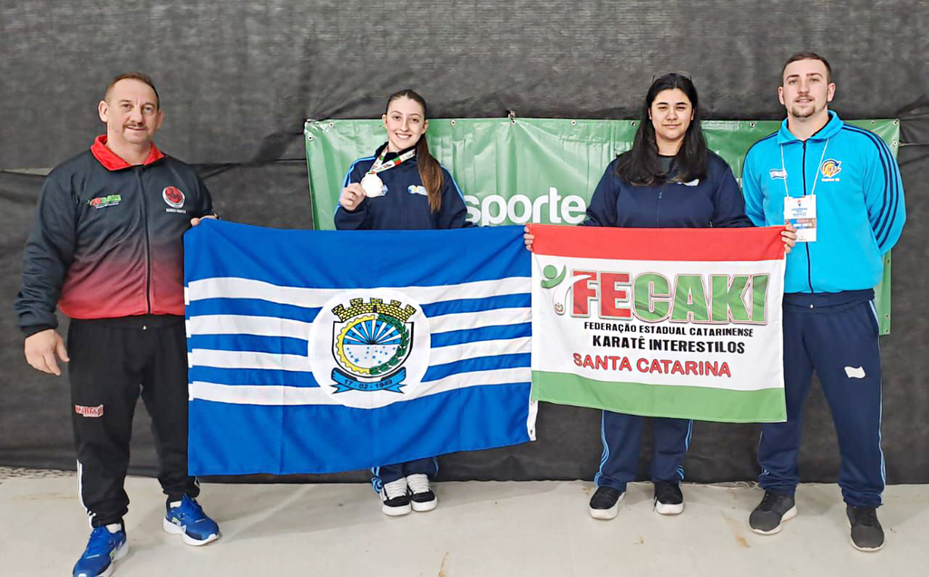 Karateca  Danieli Saretta  vice-campeã  dos Joguinhos Abertos de Santa Catarina