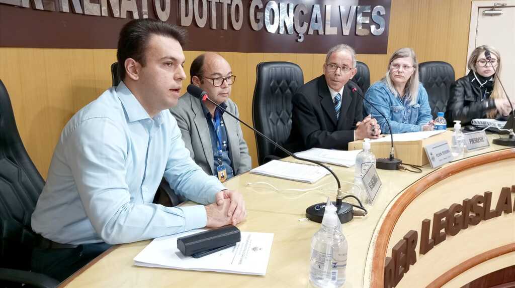 PREFEITO LUCAS MENEZES PARTICIPA DO SEGUNDO DIA DE OITIVAS DA CPI QUE TRATA DA CONTRATAÇÃO DE EMPRESA DE TERRAPLANAGEM.