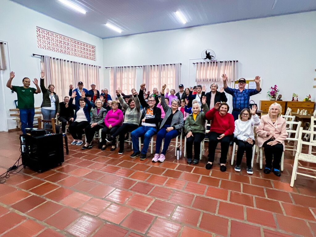 Idosos se reúnem para assistir filme na Linha Volta Grande