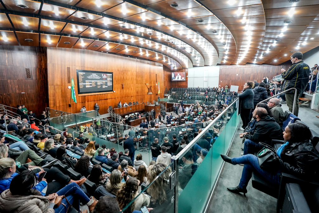 Assembleia aprova reajustes e mudanças em carreiras do funcionalismo