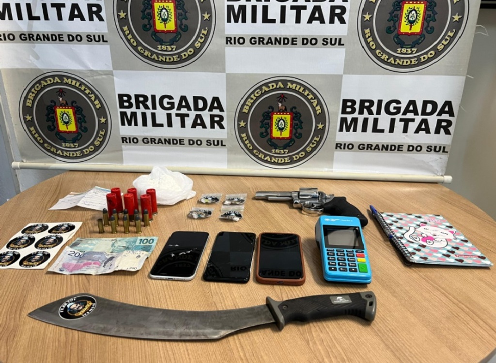 Divulgação/6º BPChq - Na casa do sujeito foram encontradas armas e munições