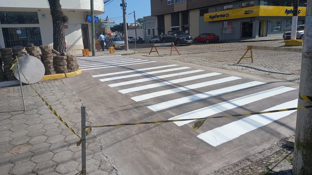 Município está instalando passarelas elevadas no centro