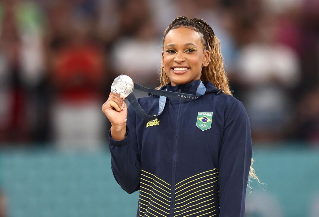 título imagem Rebeca Andrade conquista medalha de prata e atinge recorde histórico; confira como foi o sexto dia de Jogos Olímpicos