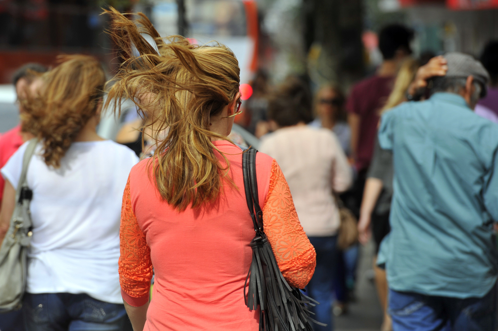 Vento norte se intensifica e irá manter as temperaturas elevadas neste sábado; domingo terá retorno da chuva