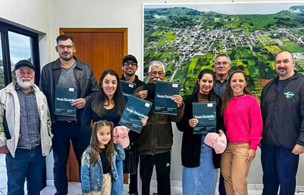 RAUPP TOPOGRAFIA ENTREGA MAIS 22  MATRÍCULAS DE REURB EM SANTA ROSA DO SUL