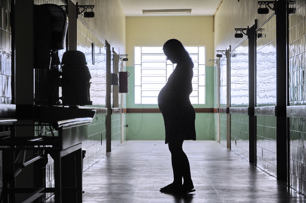 título imagem STF inicia julgamento para equiparação de licenças para mães biológicas e adotivas; entenda