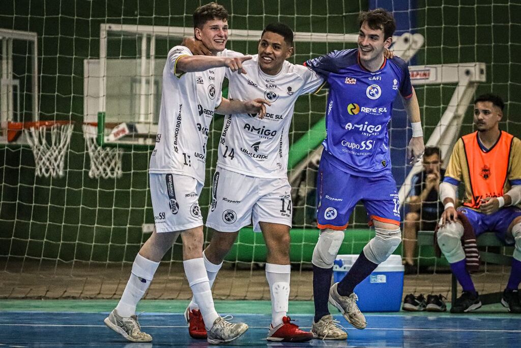 Foto: Ricardo Weschenfelder (UFSM Futsal) - Jogadores da Federal comemoram um dos gols da vitória do último sábado (3)