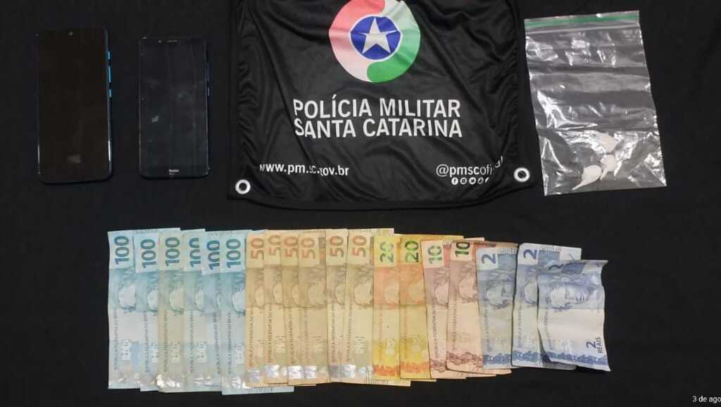 Dois homens são presos pela Polícia Militar por tráfico de drogas