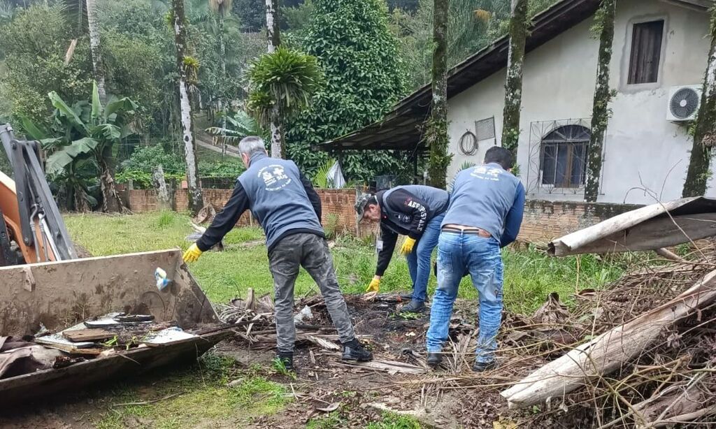 Mutirão no Itinga recolhe 2,3 toneladas de entulhos e combate focos de Dengue