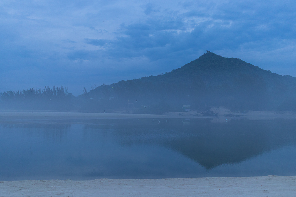 (Imagem Roberto Martins Fotografia) - Semana cinza; previsão aponta para dias com neblina e condições para chuva no Litoral Sul