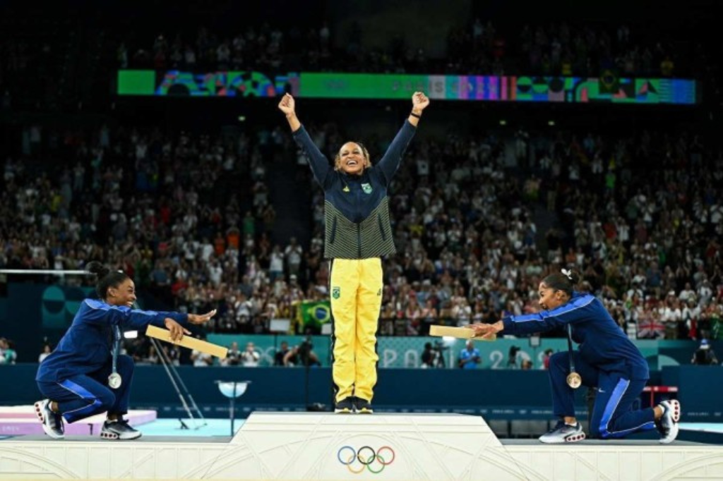 (Imagem Gabriel BOUYS / AFP) - Rebeca Andrade conquista ouro no solo e se torna a maior medalhista olímpica brasileira