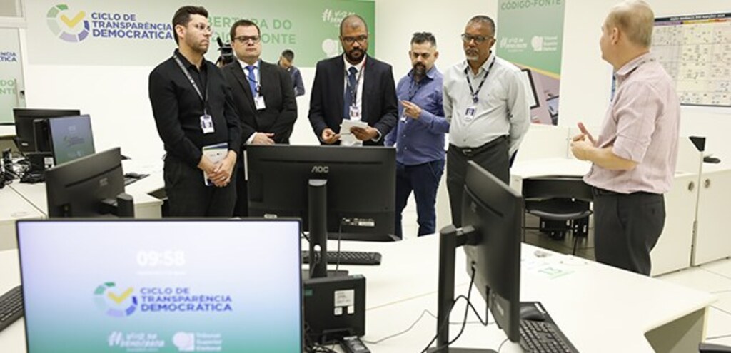 Técnicos do Ministério Público Federal inspecionam sistema das urnas eletrônicas