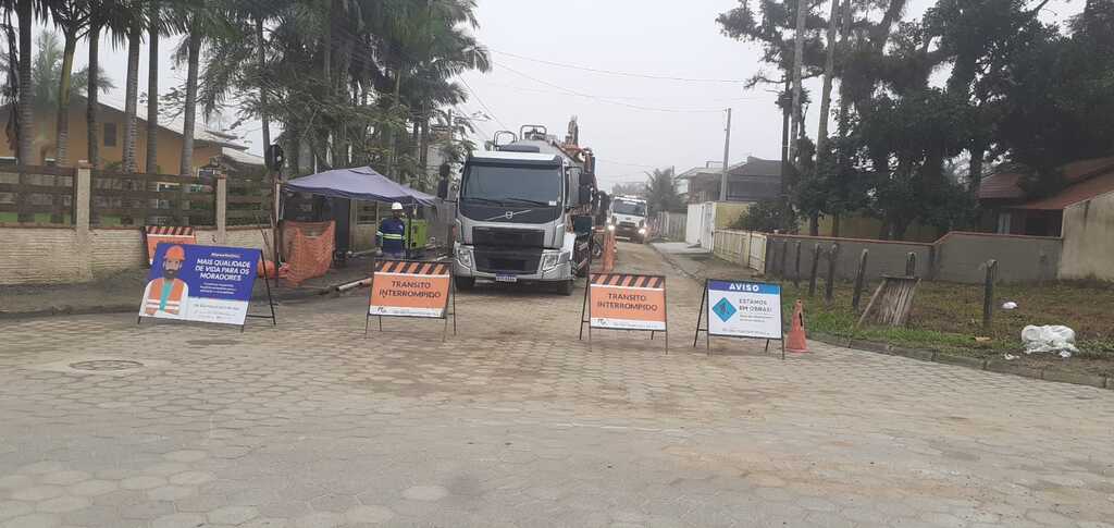 Obras da rede de esgoto continuam avançando no bairro Itaguaçu, em São Francisco do Sul