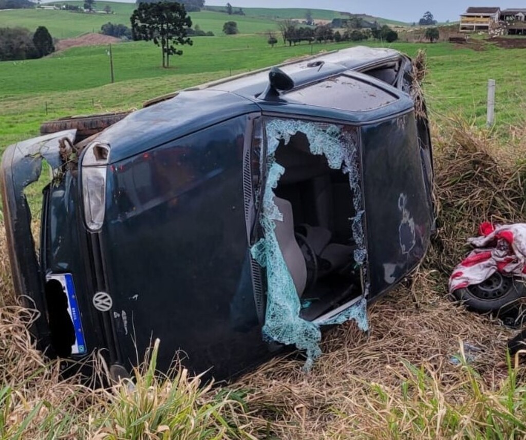 Carro capota na Curva da Morte e deixa vítima ferida