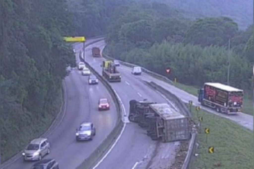 Caminhão tomba e bloqueia BR-101 no Morro dos Cavalos, em Palhoça