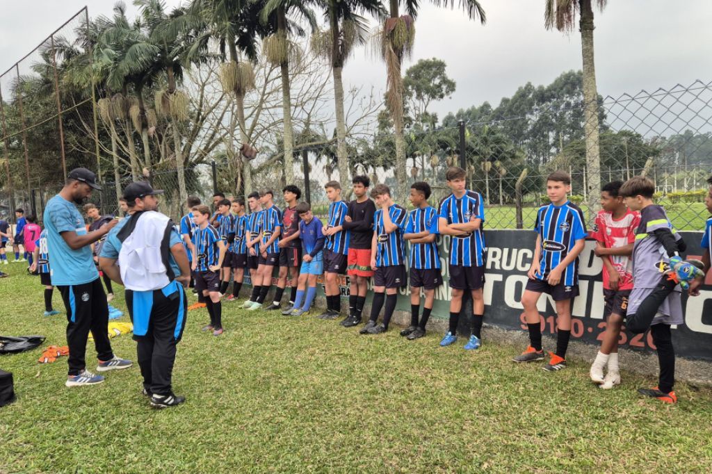 Alunos de escolinhas de Imbituba participam de grande avaliação do Staff da base do Grêmio na região