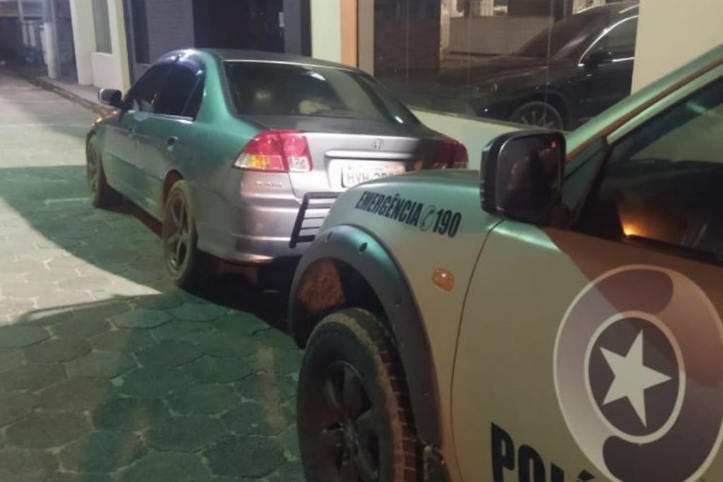 Laguna: carro roubado no RS é encontrado com chave de fenda na ignição e placa do Ceará