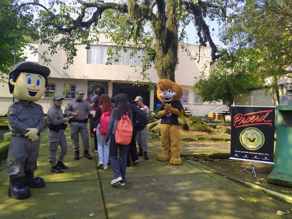 Divulgação BM - Policiais estiveram na escola Carlos Kluwe no primeiro dia