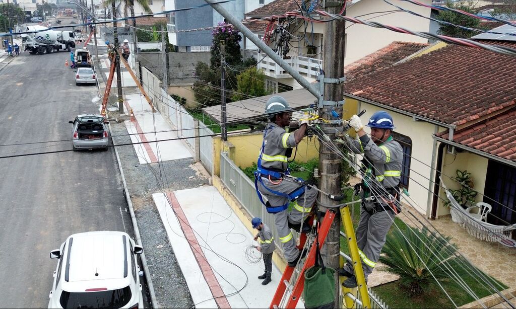 Joinville intensifica mutirão para remoção de fiação excedente na rua Nacar