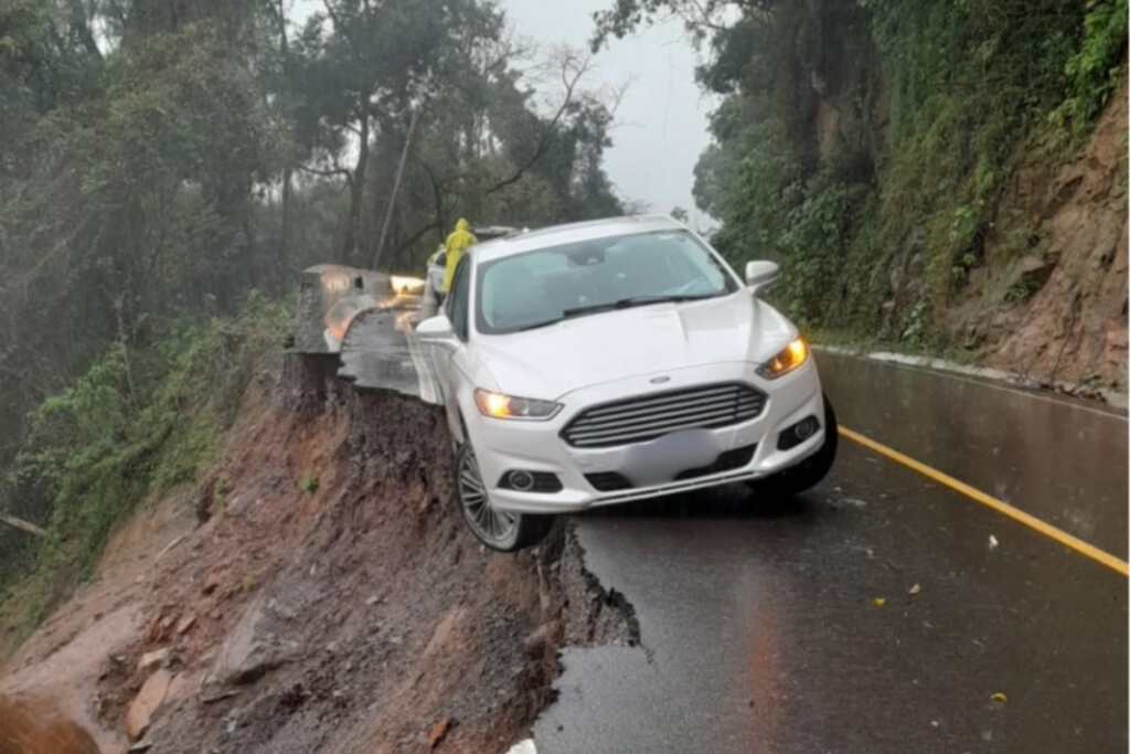 Carro quase despenca de rodovia após deslizamento em trecho da região