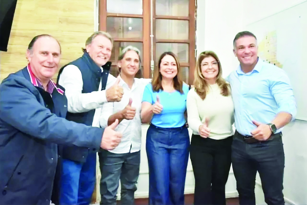 divulgação - Roberta e o Geraldo, com a deputada estadual Adriana Lara, o prefeito Divaldo Lara, e o deputado Afonso Hamm