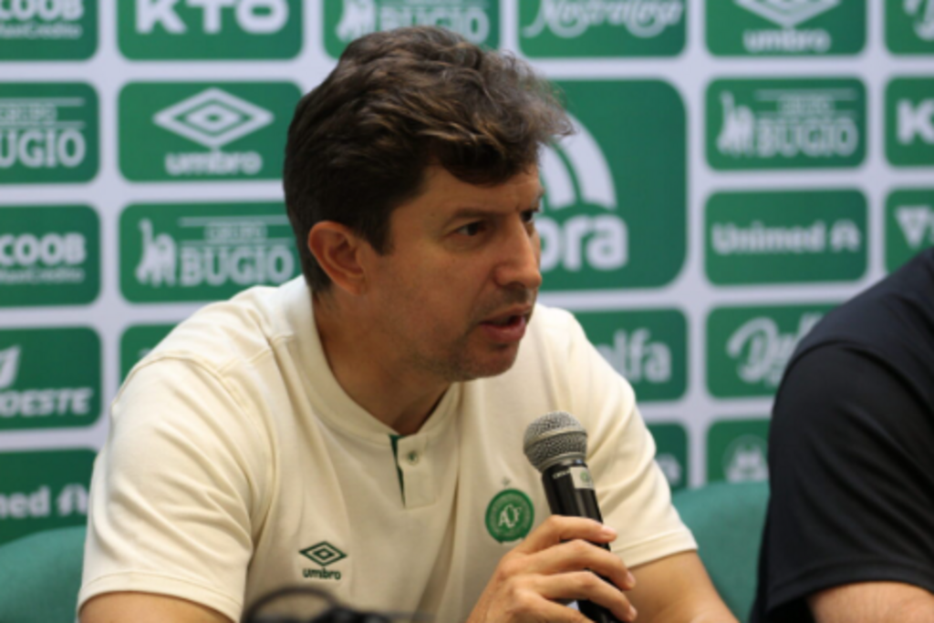 Tcheco é oficialmente apresentado como novo técnico da Chapecoense