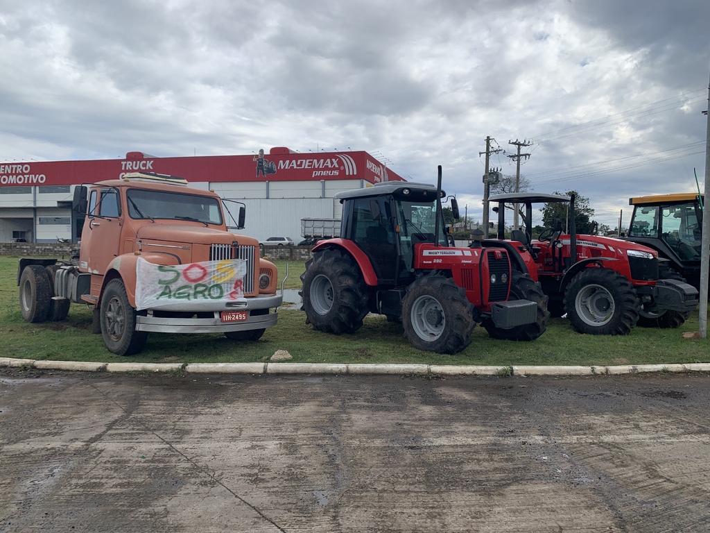 título imagem Manifestantes seguem às margens da BR-392, em Santa Maria, pelo Movimento SOS Agro RS