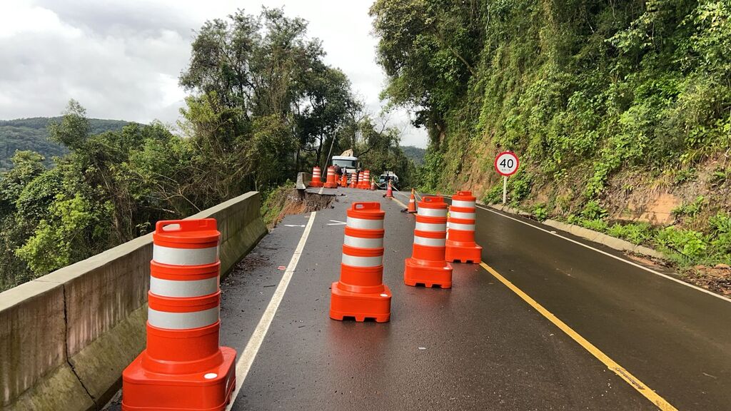 Trecho da ERS-348, próximo a Ivorá, já está sinalizado após deslizamento de terra