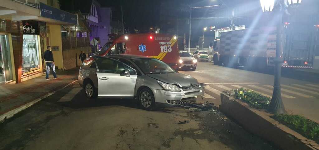 Motorista de 60 anos fica ferido após colisão na Rua do Comércio, em São Carlos