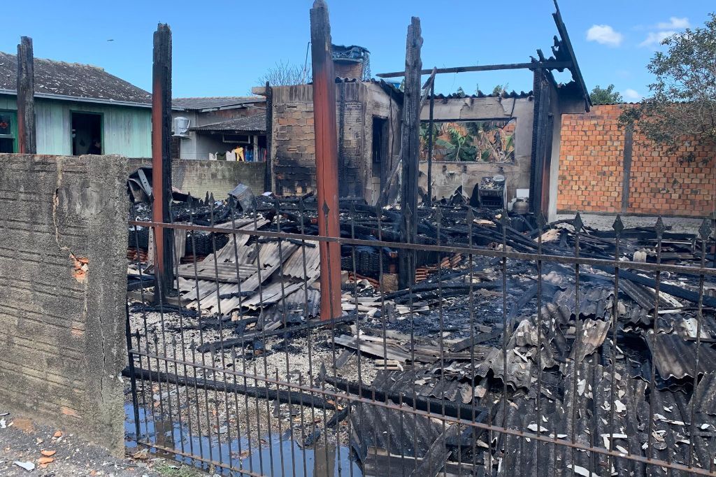 Incêndio destrói residência em Imbituba