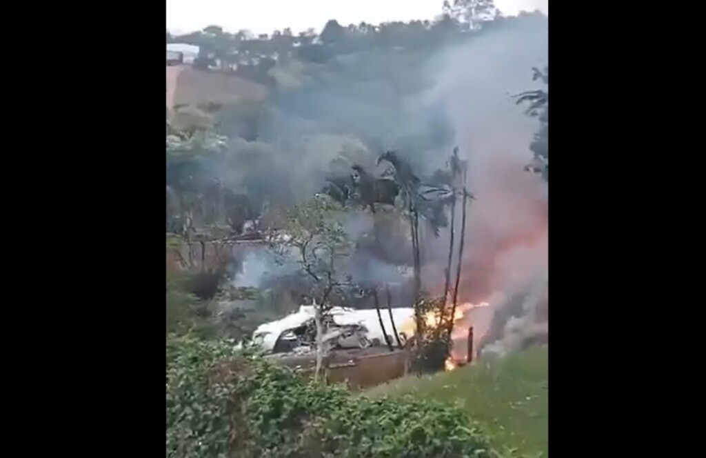 Foto: Reprodução - Avião da VoePass, que fazia a rota Cascavel a Guarulhos caiu pouco antes do pouso em um condomínio residencial de Vinhedos, em São Paulo.