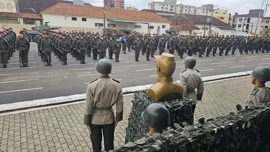 Autoridades civis e militares prestigiam os 116 anos da 3ª DE, comemorado nesta sexta