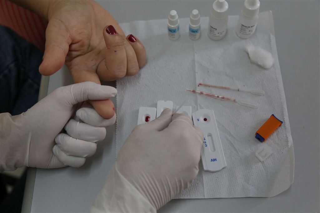 título imagem Ministério da Saúde orienta farmácias sobre testes para HIV, sífilis e hepatites