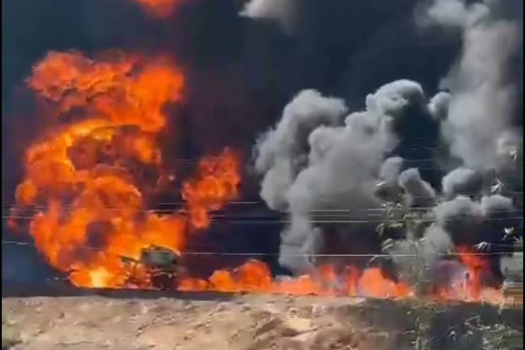 (Imagem em circulação/internet) - Carreta pega fogo na BR-101, em Imbituba