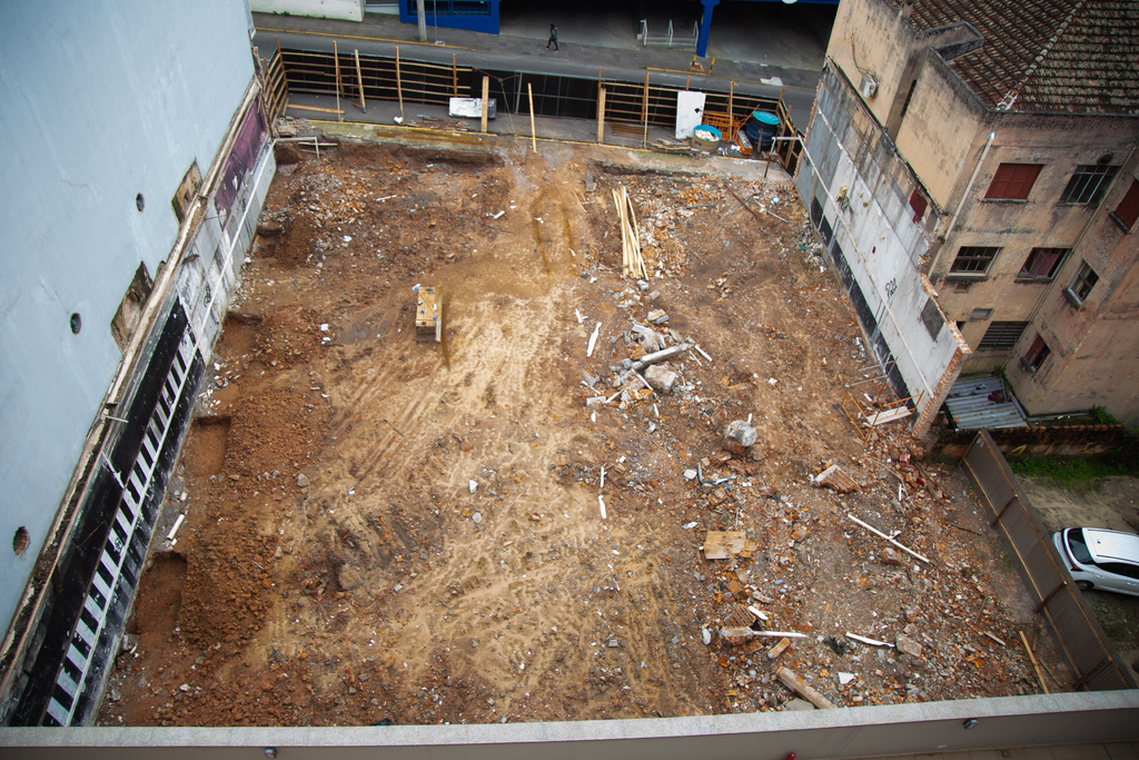 título imagem Da derrubada das portas ao início da obra de infraestrutura: construção do Memorial da Kiss completa um mês