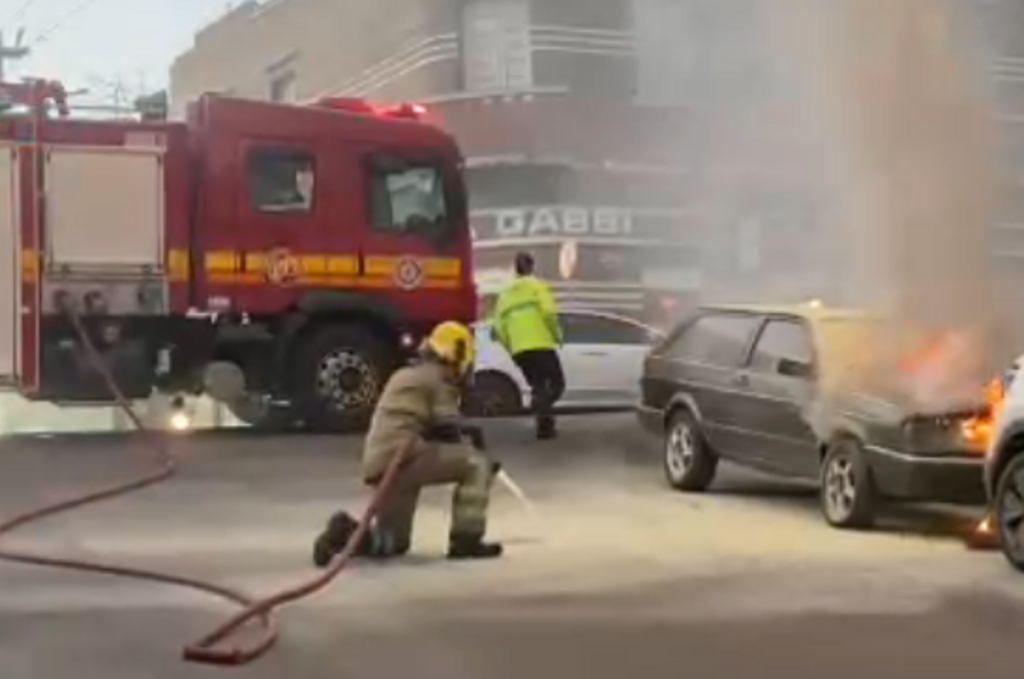 VÍDEO: Carro é consumido pelo fogo no centro de Santa Maria