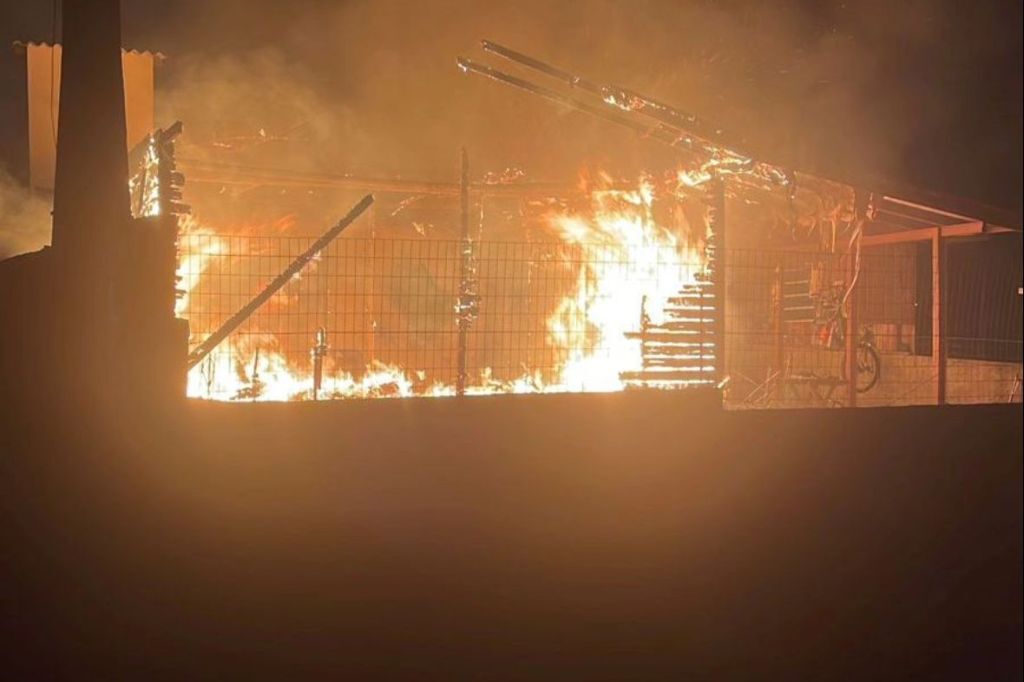 Incêndio consome casa em Imbituba