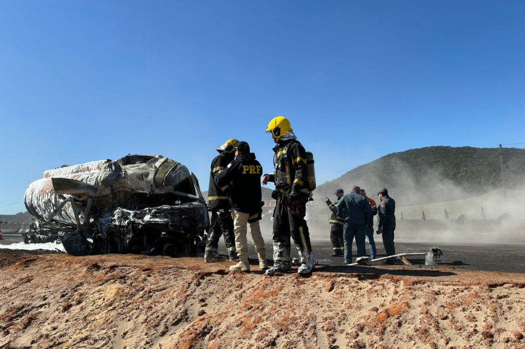 ATUALIZAÇÃO: Caminhão tanque explode após colisão com outro caminhão na BR-101 em Imbituba