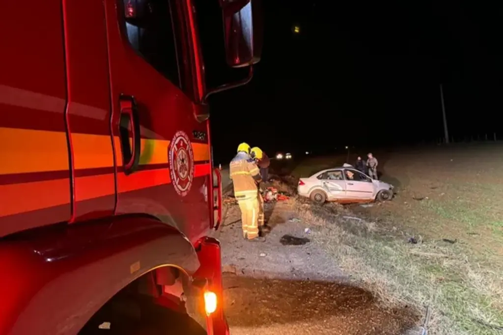 Foto: Corpo de Bombeiros de Cruz Alta (Divulgação) - O Corpo de Bombeiros e o Comando Rodoviário da Brigada Militar de Cruz Alta atenderam a primeira ocorrência, registrada no km 90 da rodovia.