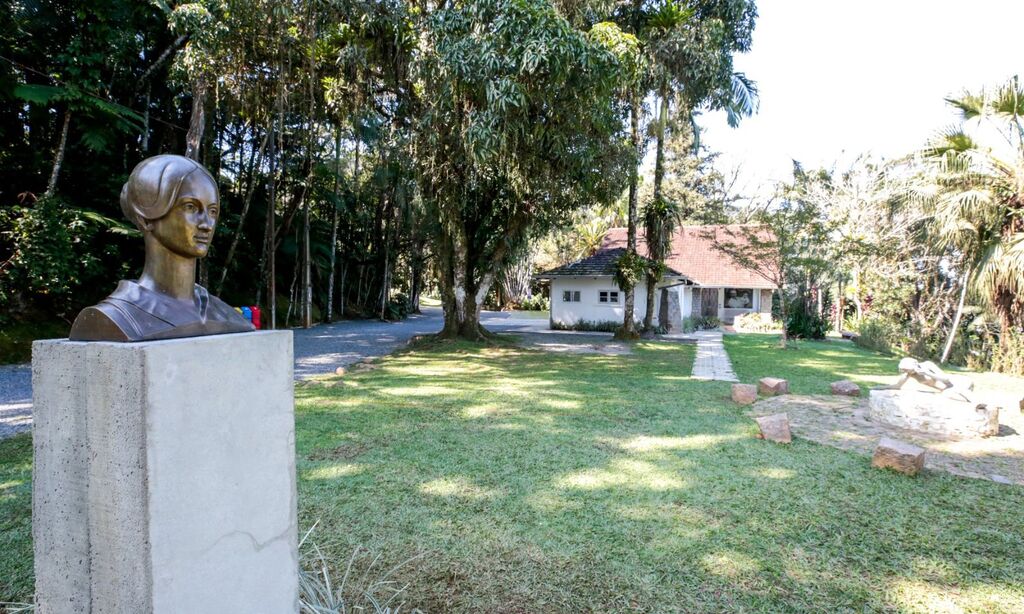 Busto original de Dona Francisca retorna ao Museu Casa Fritz Alt após restauração