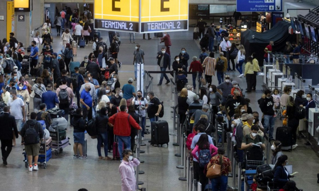 Transporte aéreo puxa alta do setor de serviços em junho