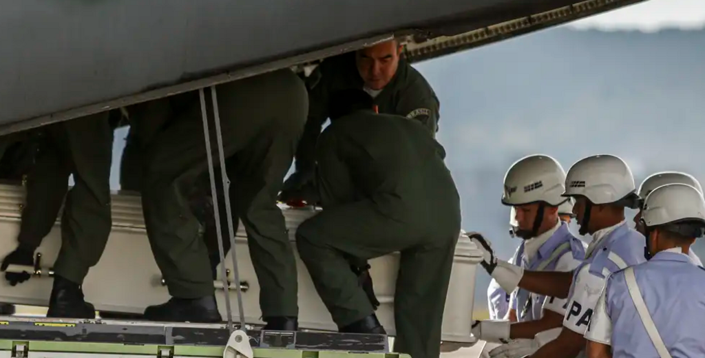 título imagem FAB inicia nesta terça o transporte das urnas funerárias de vítimas da queda de avião em São Paulo