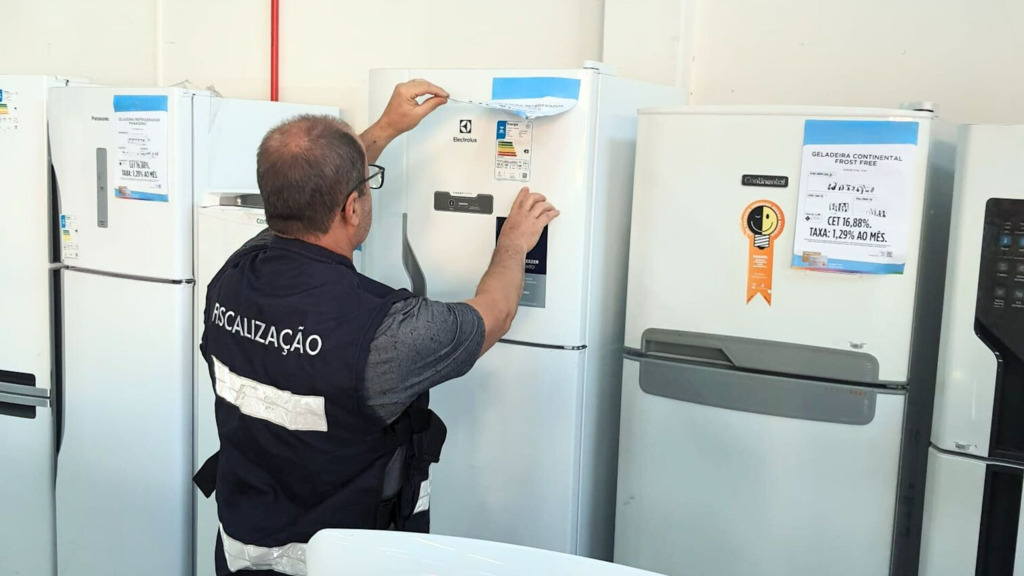 Imetro-SC verifica qualidade dos produtos durante a Operação Eficiência Energética em Joinville