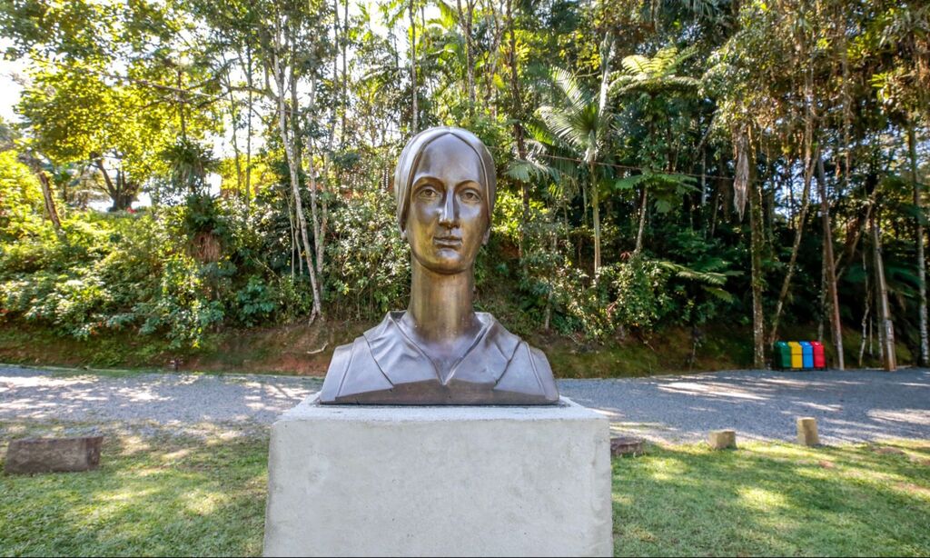 Busto original de Dona Francisca é instalado no Museu Casa Fritz Alt