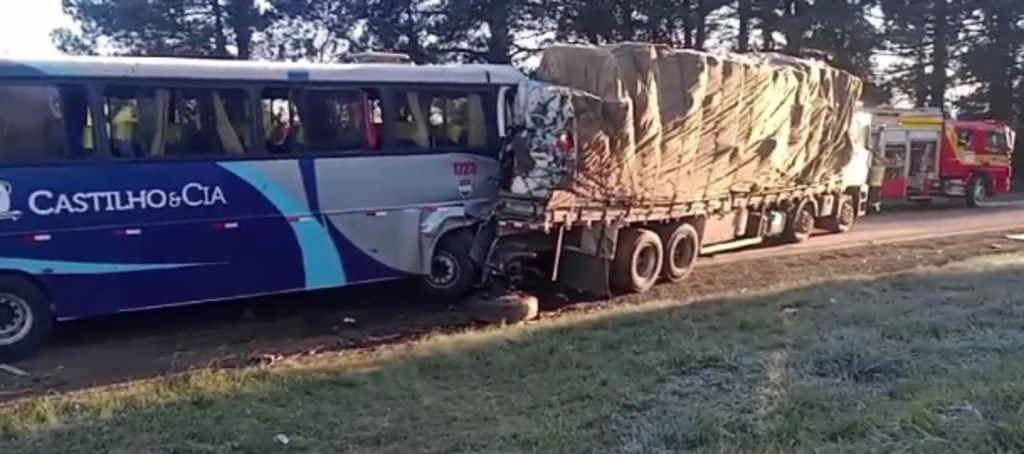 33 pessoas foram para o hospital após colisão entre ônibus e caminhão