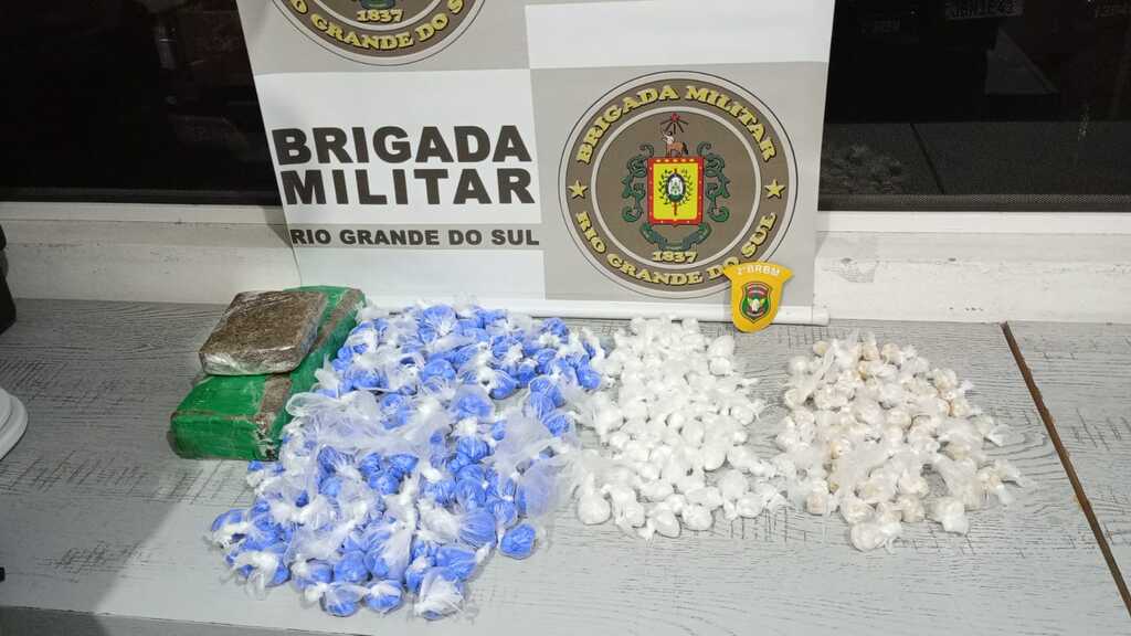 título imagem Dupla é flagrada com 1,2 kg de maconha, mais de mil buchas de cocaína e 868 pedras de crack em Santa Maria